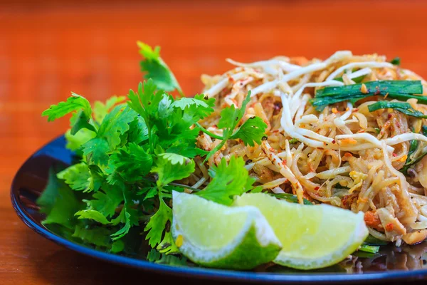 Thais eten Pad thai — Stockfoto