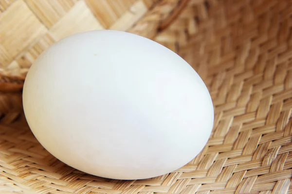 Huevo blanco sobre bambú tejido — Foto de Stock