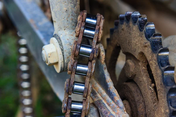 脏的链和车轮的旧摩托车 — 图库照片