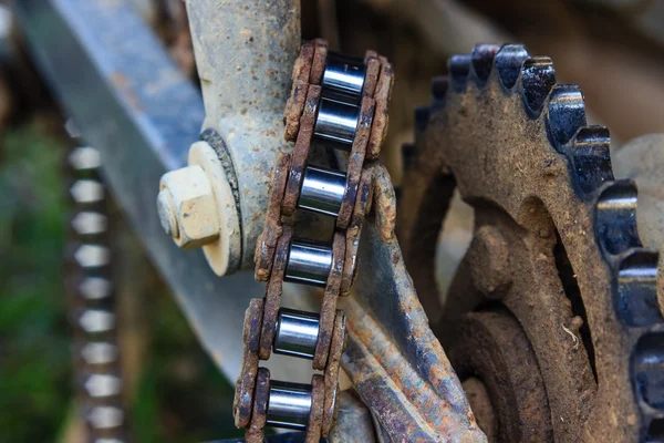 Cadena sucia y rueda de motocicleta vieja — Foto de Stock