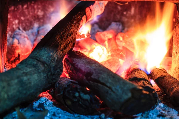 Combustione di carbone di legna in una stufa — Foto Stock