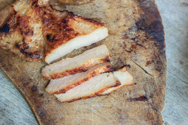 Diiris daging babi panggang di papan kayu — Stok Foto