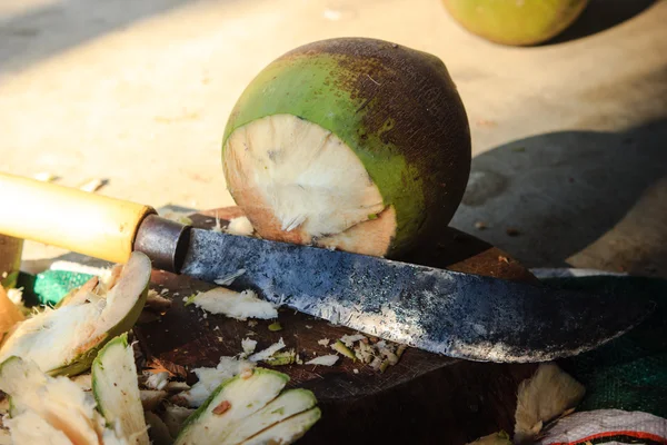 Noce di cocco con un coltello — Foto Stock