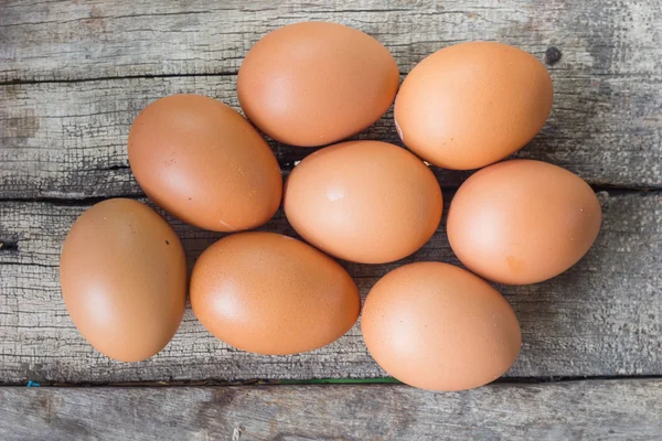 Huevos sobre fondo de madera — Foto de Stock