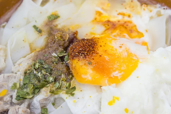 Zuppa di tagliatelle con carne di maiale e uova — Foto Stock