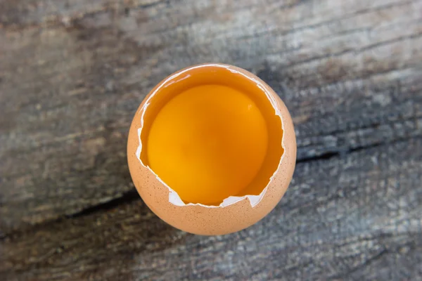 Syrové vejce na pozadí — Stock fotografie