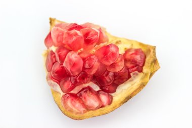 Beyaz arkaplanda nar meyvesi