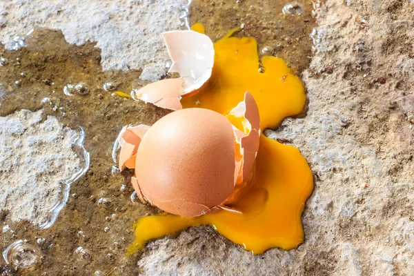 脏的地面上破的蛋 — 图库照片#