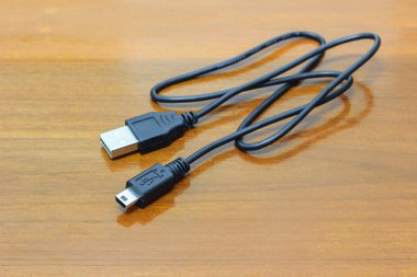 Ahşap arka plan üzerinde USB kablosu