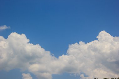 Bulutlu mavi gökyüzü