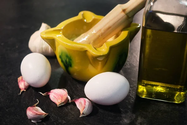 Ингредиенты соуса айоли. Яйца, чеснок и оливковое масло Стоковое Фото
