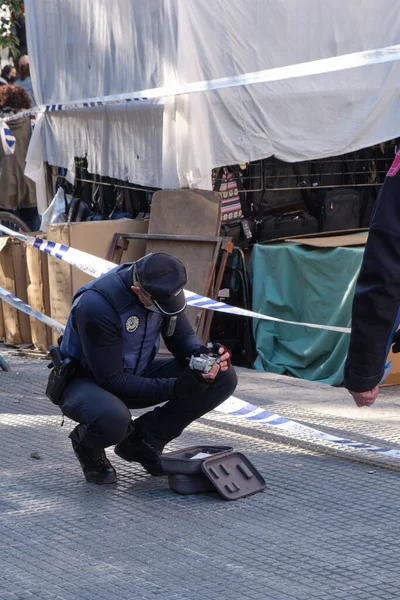 Madrid, İspanya-22 Kasım 2020. Polis Rastro 'daki bir İHA akınını izliyor.