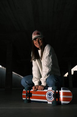 Genç bir kadın otoparkta kayıyor.