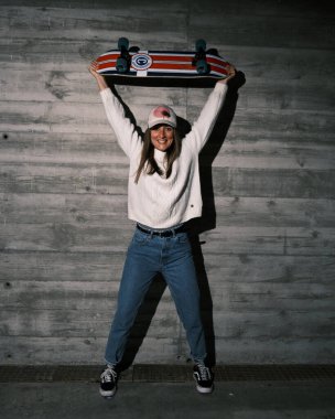 Genç bir kadın otoparkta kayıyor.