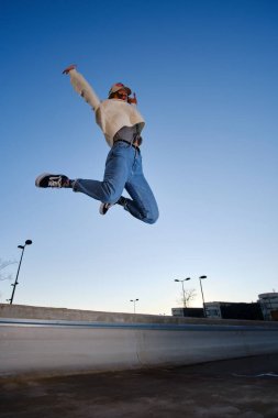 Genç bir kadın çatıya atlıyor.