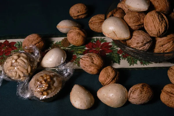 Noel masasında fındıklı ve bademli Noel tatlısı.