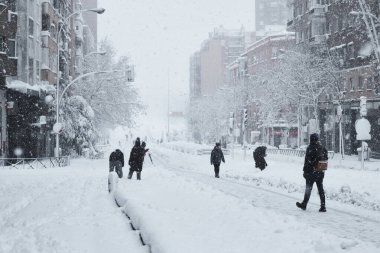 Madrid, İspanya - 9 Ocak 2021. Arganzuela bölgesinde tarihi kar yağışı