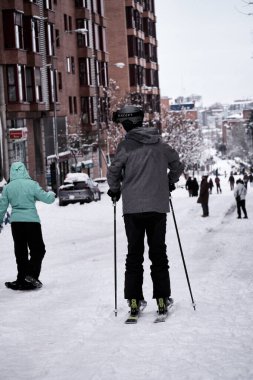 Madrid, İspanya - 9 Ocak 2021. İnsanlar tarihi bir kar yağışı sonrasında şehir merkezinde kayak yapıyorlar.