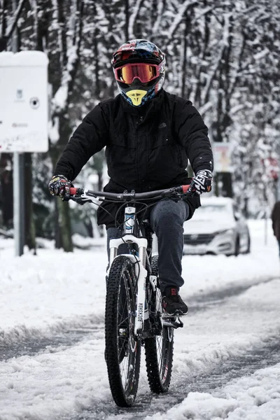 Madrid, Spanien - 9 januari 2021. En man som cyklar efter ett historiskt snöfall — Stockfoto