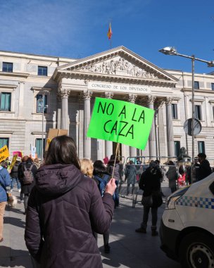 Madrid, İspanya - 7 Şubat 2021. Milletvekilleri kongresi önünde köpeklerle avlanmaya karşı gösteri