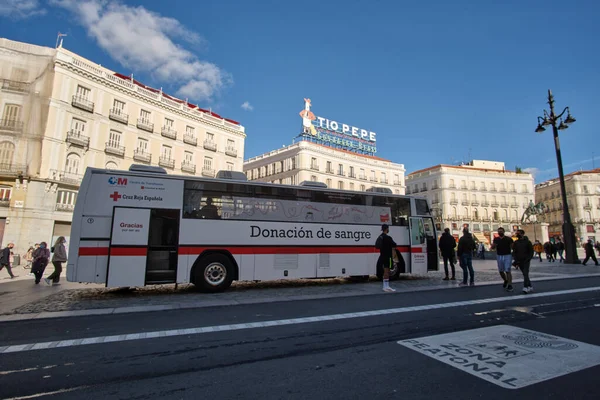 Madrid, Spanien - 7 februari 2021. Bloddonationsbuss i Puerta del Sol under pandemisk covid-19 — Stockfoto