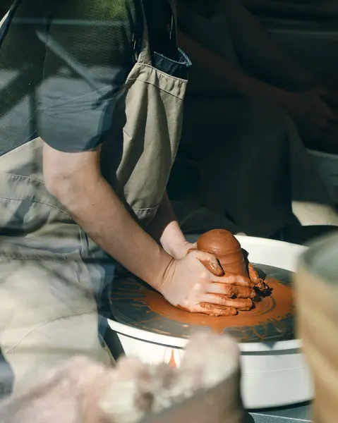 Potter atölyede çalışıyor.