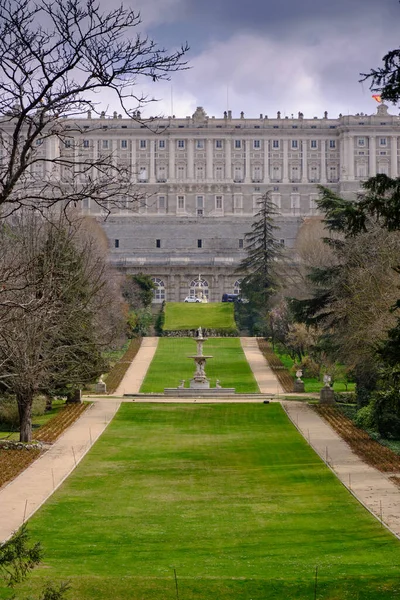 Madrid Kraliyet Sarayı. Campo del Moro bahçesinden manzara