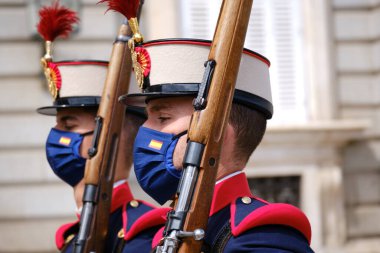 Madrid, İspanya - 3 Nisan 2021. Madrid Kraliyet Sarayı 'nda nöbetçi değişimi.