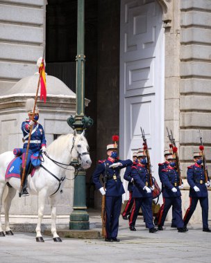 Madrid, İspanya - 3 Nisan 2021. Madrid Kraliyet Sarayı 'nda nöbetçi değişimi.
