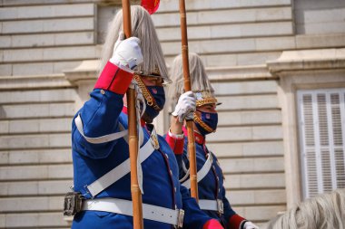 Madrid, İspanya - 3 Nisan 2021. Madrid Kraliyet Sarayı 'nda nöbetçi değişimi.