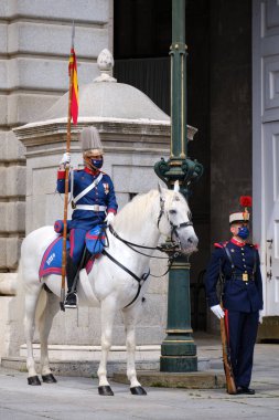 Madrid, İspanya - 3 Nisan 2021. Madrid Kraliyet Sarayı 'nda nöbetçi değişimi.