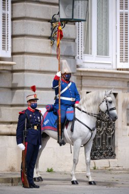 Madrid, İspanya - 3 Nisan 2021. Madrid Kraliyet Sarayı 'nda nöbetçi değişimi.
