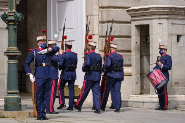 Madrid, İspanya - 3 Nisan 2021. Madrid Kraliyet Sarayı 'nda nöbetçi değişimi.