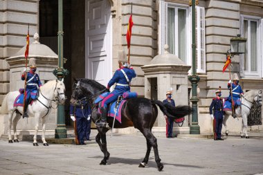 Madrid, İspanya - 3 Nisan 2021. Madrid Kraliyet Sarayı 'nda nöbetçi değişimi.