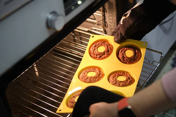 Домашние пончики, готовящиеся в своей плесени в духовке Лицензионные Стоковые Фото