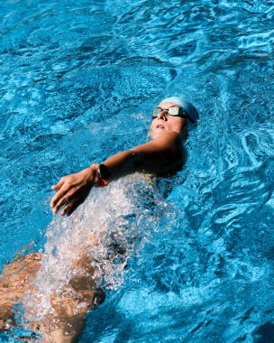 Yüzme havuzunda çalışan genç bir kadın.