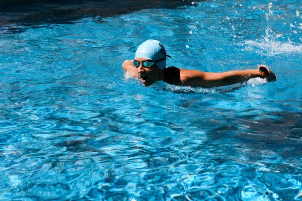Mujer joven entrenando en la piscina —  Fotos de Stock