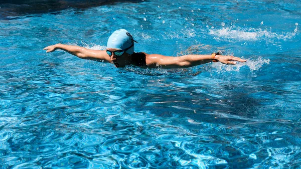 Junge Frau trainiert im Schwimmbad — Stockfoto