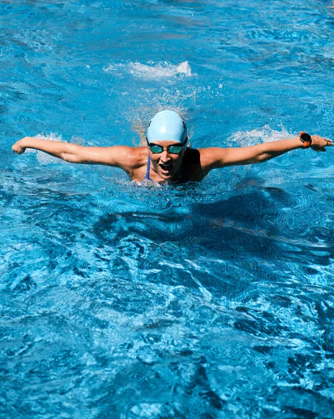 Mladá žena trénuje u bazénu — Stock fotografie