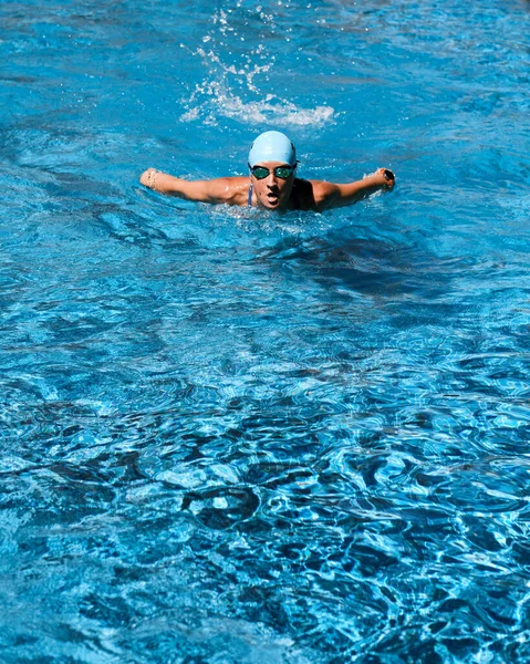 Mujer joven entrenando en la piscina — Foto de Stock