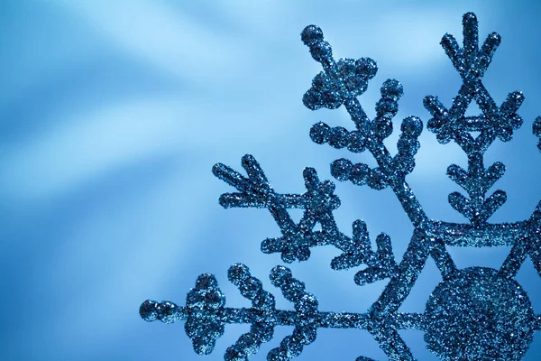 Macro Fiocco Neve Lucido Sfondo Blu Sfocato Buon Natale Tutti — Foto Stock