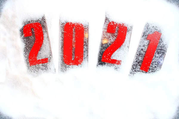 Rote Zahlen 2021 Auf Weißem Schnee Weihnachts Und Neujahrskarte Kopierraum — Stockfoto