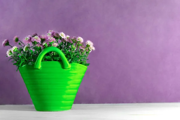 Bukett Med Små Krysantemum Grön Vas Lila Bakgrund Blommor Och — Stockfoto