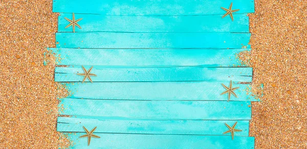 Ναυτική Σημαία Τυρκουάζ Οριζόντιες Ξύλινες Σανίδες Βοτσαλωτή Άμμο Και Αστερία — Φωτογραφία Αρχείου