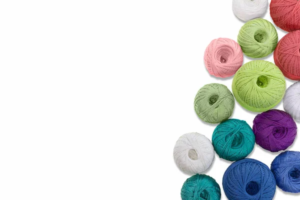 Palline Multicolori Bobine Filato Lana Maniche Filo Legno Sfondo Bianco — Foto Stock