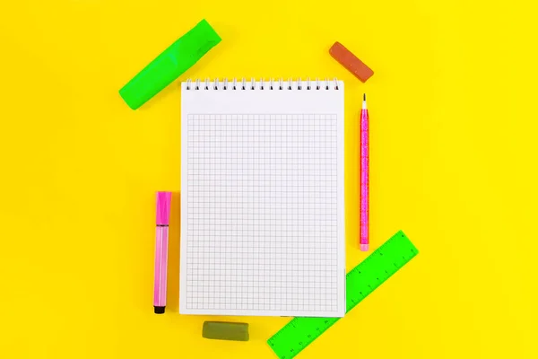 Vuelta Escuela Educación Celda Cuaderno Para Notas Marcadores Lápices Colores —  Fotos de Stock