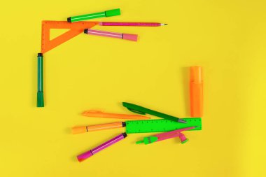 Okula dönelim. Kırtasiyeden yapılmış çerçeve. Cetveller, kalemler, kalemler, pusulalar. Mesaj için yer. Öğrenme konsepti. Boşluğu kopyala