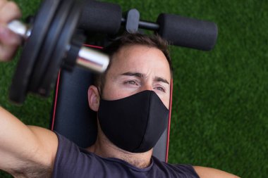 Maskeli genç sporcu.