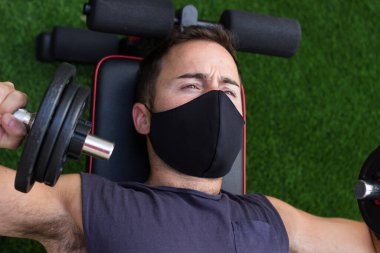 Maskeli genç sporcu.