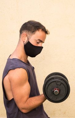 Maskeli genç sporcu.